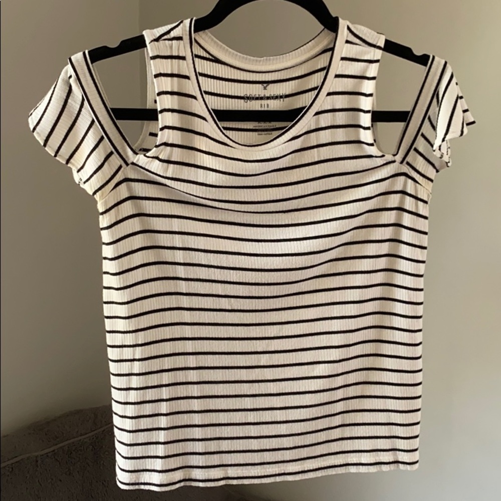 Cropped cut shoulder top